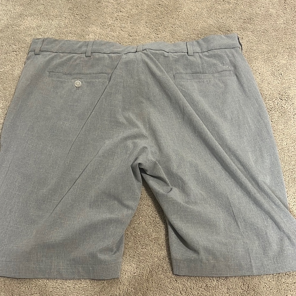 Men’s golf shorts